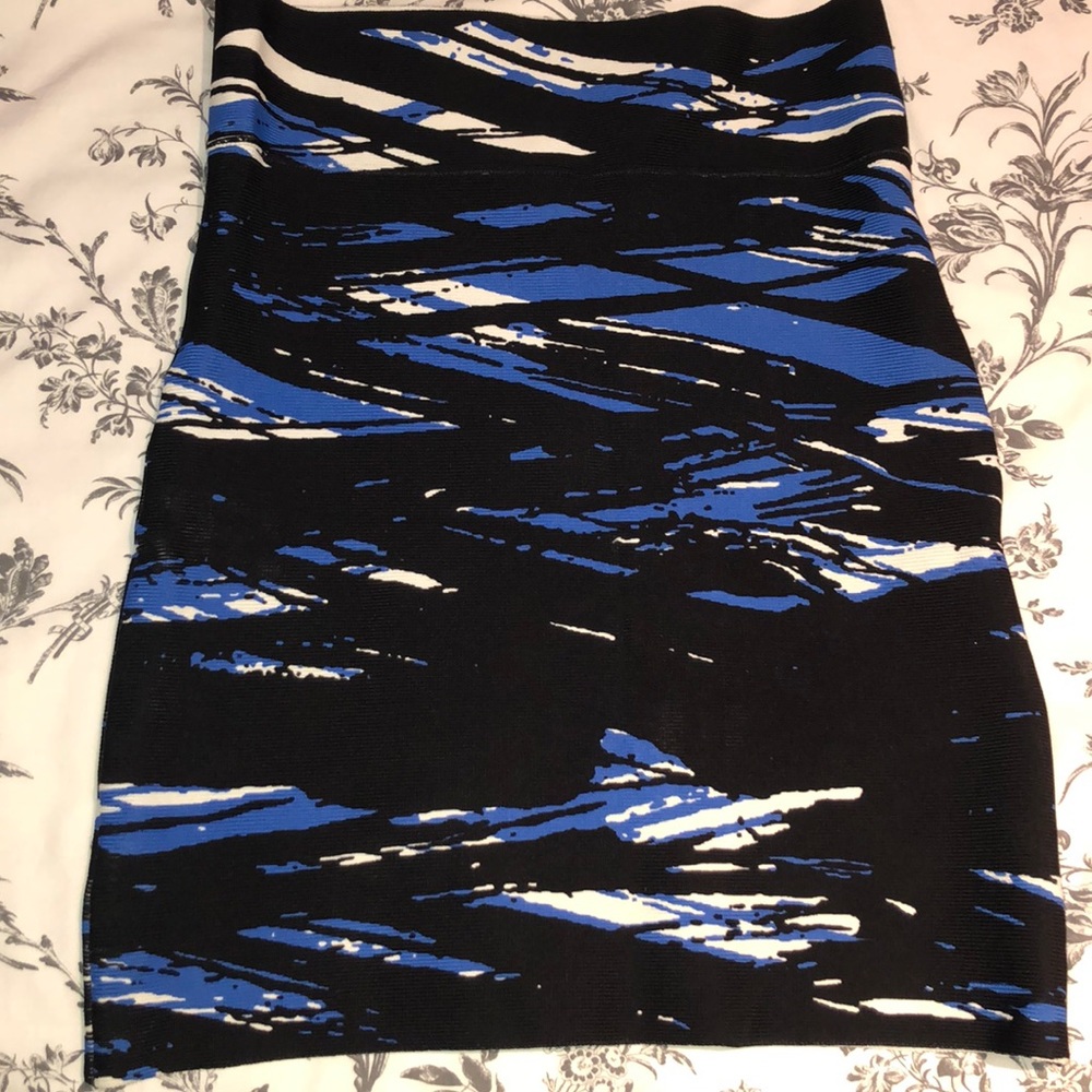 BCBGMAXAZRIA Form Fitting Mini Skirt